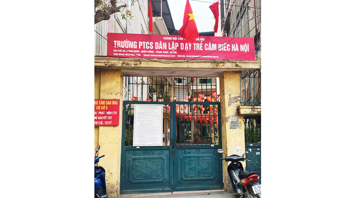Trường PTCS dân lập Dạy trẻ câm điếc Hà Nội đóng cửa khiến gần 100 học sinh không được đến trường.
