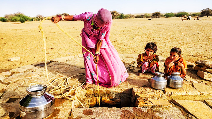 Một người phụ nữ lấy nước tại sa mạc Thar. Ảnh: GETTY IMAGES