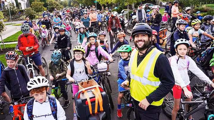 Sam Balto và các học sinh đạp xe đến trường. Ảnh: CNN