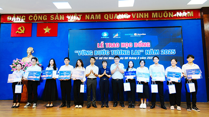 Trao học bổng “Vững bước tương lai” năm 2025