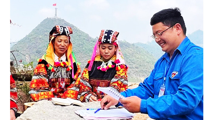 Anh Vàng Dỉ Phò hướng dẫn phụ nữ trong thôn đẩy mạnh quảng bá sản phẩm du lịch địa phương.