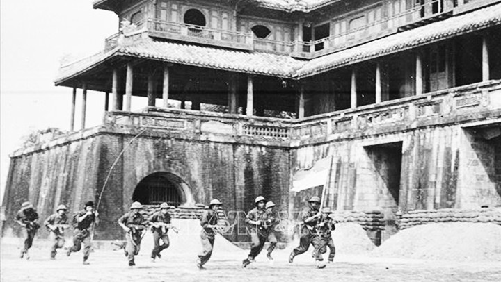 Các lực lượng vũ trang giải phóng tiến vào cửa Ngọ Môn (Huế) sáng 26/3/1975. Ảnh: TTXVN