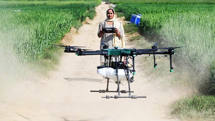 Một nữ phi công điều khiển drone từ xa. Ảnh: REUTERS