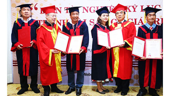 Nghệ nhân Nguyễn Văn Phúng (thứ ba từ trái sang) nhận kỷ lục gia Việt Nam và Thế giới.