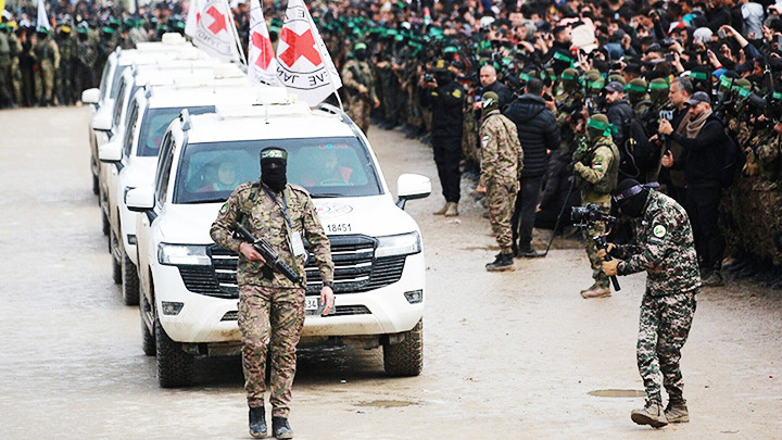 Một cuộc trao trả tù nhân của Hamas với Israel. Ảnh: AFP