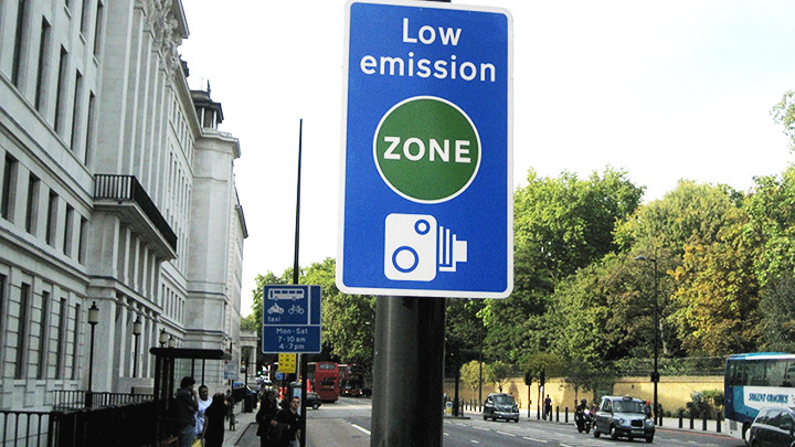 Biển báo vào vùng phát thải cực thấp tại London. Ảnh: EXEROS