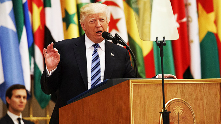 Tổng thống Mỹ Donald Trump tuyên bố dỡ bỏ trừng phạt Syria tại Riyadh. Ảnh: AP