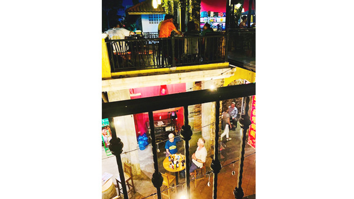 Du khách nước ngoài trong quán ăn Khop Chai Deu.