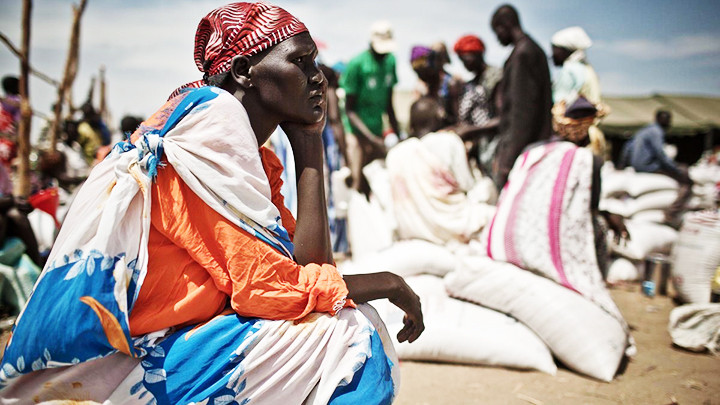 Một người dân Nam Sudan đang chờ nhận cứu trợ thực phẩm. Ảnh: OXFAM
