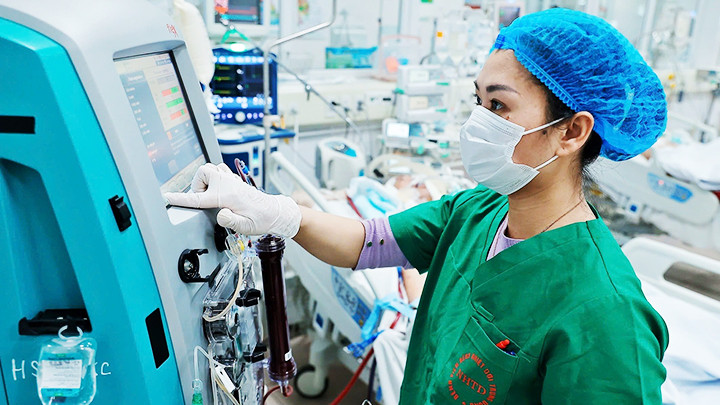 Trung tâm Hồi sức tích cực, Bệnh viện Bệnh Nhiệt đới T.Ư hiện đang tiếp nhận điều trị nhiều bệnh nhân cúm A nặng, có bệnh lý nền. Ảnh: TTXVN