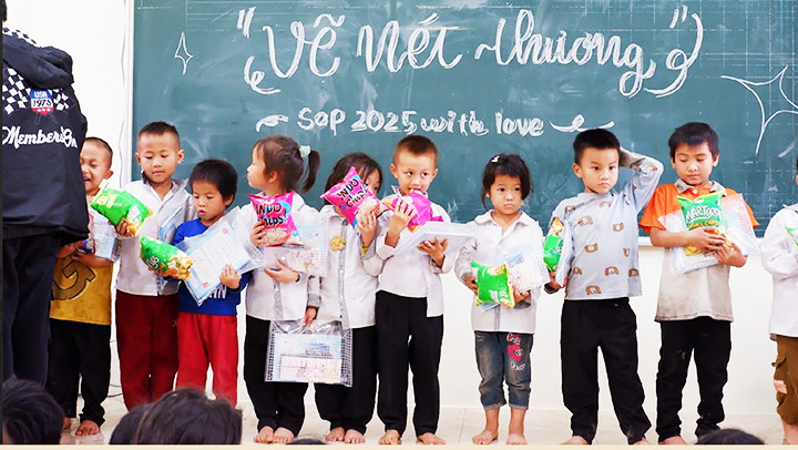 Nhiều phần quà đã được trao đến các em nhỏ.