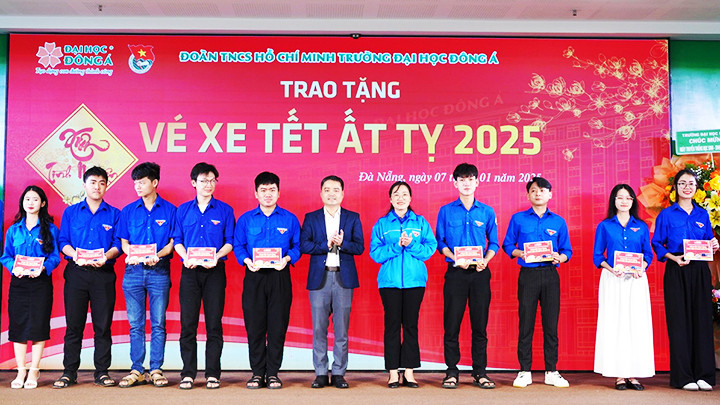 Trường đại học Đông Á tặng vé xe cho sinh viên về quê đón Tết.