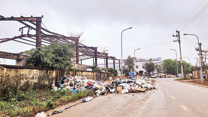 Rác tràn ra đường cạnh Công ty TNHH Tấn Anh (KCN Tân Quang, Văn Lâm, Hưng Yên).