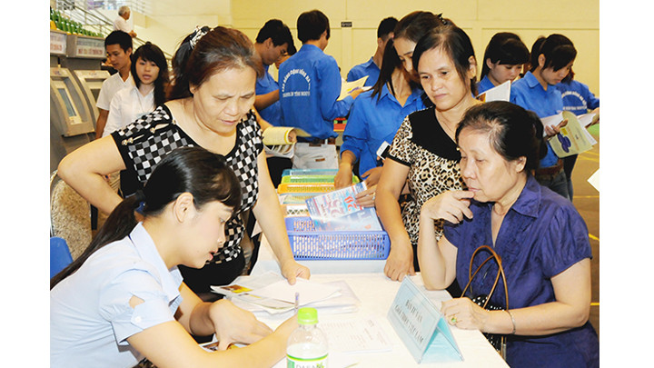 Người lao động tìm việc tại phiên giao dịch lưu động của Trung tâm Giới thiệu việc làm Hà Nội. Ảnh: HẢI NGUYỄN 