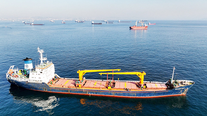 Một tàu chở ngũ cốc từ Ukraine đi qua Biển Đen. Ảnh: REUTERS