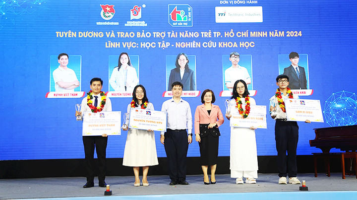 Tuyên dương và trao bảo trợ cho 12 tài năng trẻ năm 2024