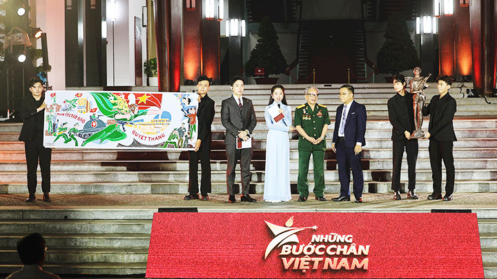 Lan Nhi cùng các khách mời trong chương trình “Những bước chân Việt Nam” mùa đầu tiên.