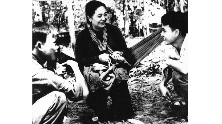 Phó Tổng tư lệnh Nguyễn Thị Định vá áo cho chiến sĩ tại R. Ảnh tư liệu