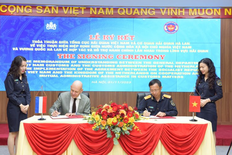 Tổng cục Hải quan Việt Nam và Cơ quan Hải quan Hà Lan ký kết thỏa thuận hợp tác.