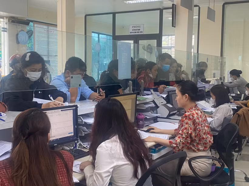 Công chức huyện Cẩm Xuyên (Hà Tĩnh) giải quyết thủ tục hành chính cho người dân và doanh nghiệp.