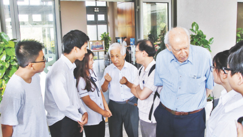 Giáo sư Trần Thanh Vân, Giáo sư Đàm Thanh Sơn, Giáo sư Jerome Friedman (Nobel Vật lý năm 1990) chia sẻ cùng các học sinh. (Ảnh Trung tâm ICISE)