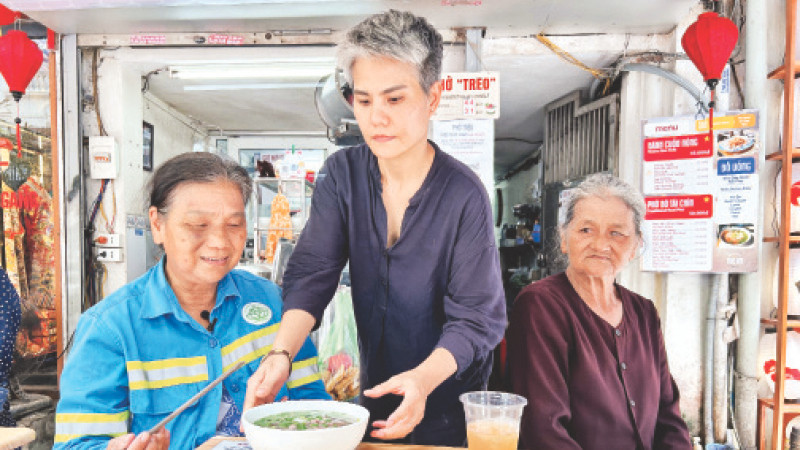 Chị Nguyễn Cát Lệ bưng bát phở nóng hổi phục vụ thực khách.