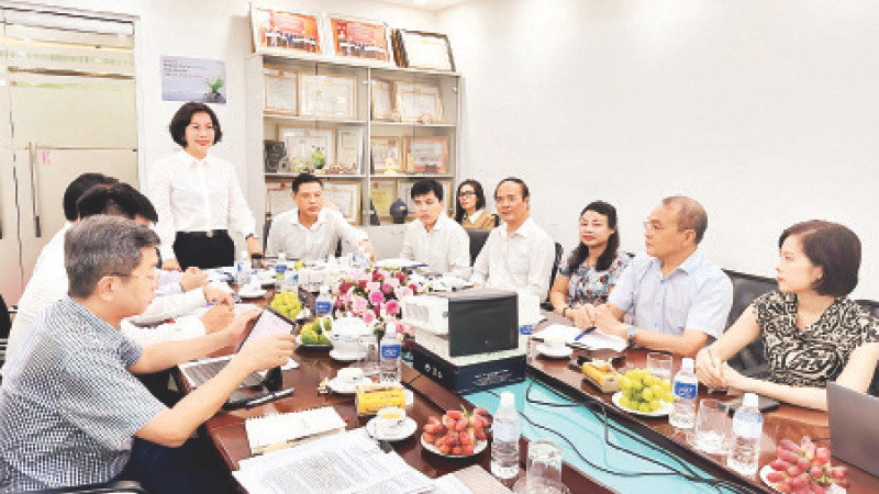 Bí thư Quận ủy Thanh Xuân Bùi Huyền Mai phát biểu tại một buổi sinh hoạt chi bộ tại cơ sở.