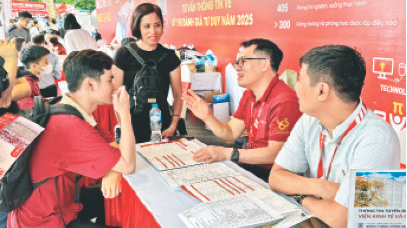 Đại học Bách khoa Hà Nội tư vấn tuyển sinh năm 2024 và thông tin về kỳ thi đánh giá tư duy cho tuyển sinh năm 2025. (Ảnh THÚY QUỲNH)