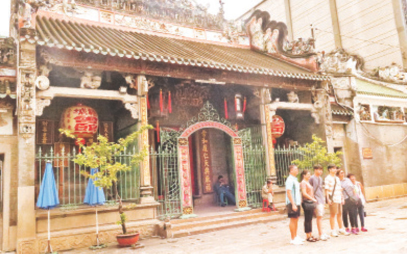 Miếu Thiên Hậu (Tuệ Thành hội quán), di tích kiến trúc-nghệ thuật quốc gia thu hút khách du lịch đến tham quan. 