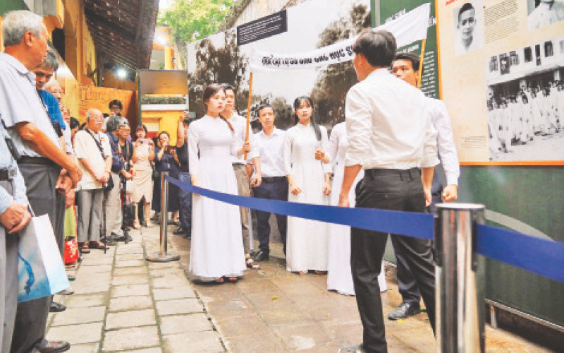 Hoạt cảnh tái hiện phong trào đấu tranh chống thực dân Pháp của học sinh Hà Nội trong thời kỳ kháng chiến.