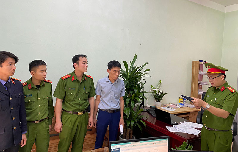 Cơ quan Công an huyện Kim Bôi đọc lệnh bắt tạm giam Bùi Sở Tự.
