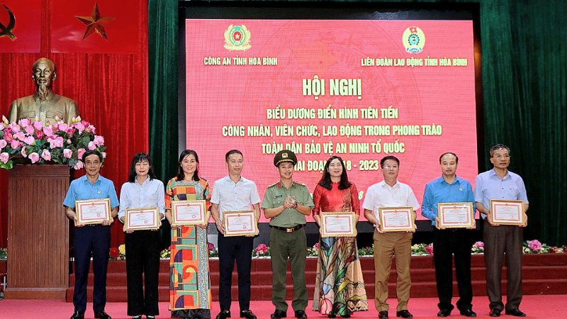 Đại diện các cơ quan nhận bằng khen vì có thành tích xuất sắc trong phong trào Toàn dân bảo vệ an ninh Tổ quốc.