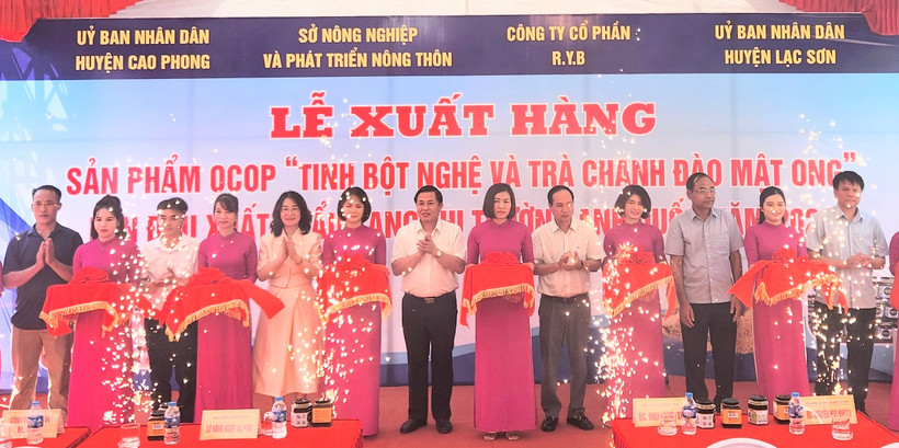 Đại diện lãnh đạo tỉnh và các sở, ngành cùng doanh nghiệp Hòa Bình cắt băng khánh thành tại buổi lễ xuất hàng.