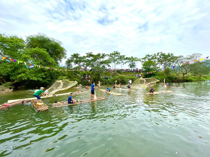 Lễ hội thu hút đông đảo người dân trong và ngoài khu vực đến xem.