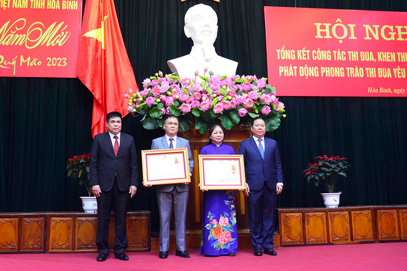 Đồng chí Nguyễn Phi Long, Bí thư Tỉnh ủy Hòa Bình trao Huân chương Độc lập hạng Ba cho Hội phụ nữ tỉnh và Huân chương Lao động hạng Ba cho Đảng bộ chính quyền và nhân dân huyện Lạc Sơn.