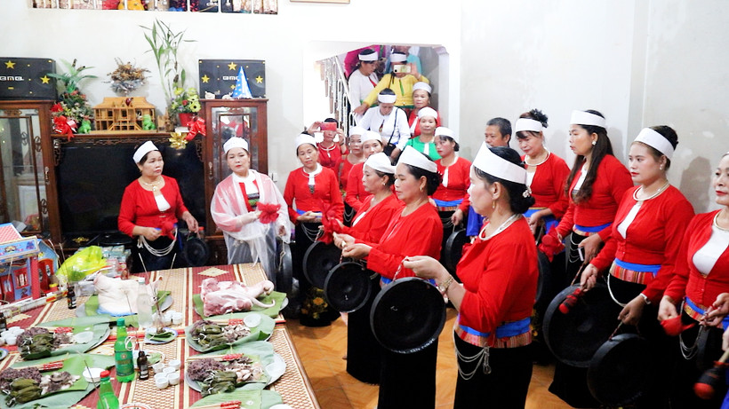 Ngày Tết Độc lập, các gia đình thắp hương, dâng cỗ lên tổ tiên, sau đó đánh chiêng để cầu nguyện sức khỏe, gia đình êm ấm, mùa màng bội thu, quê hương đất nước ngày càng phát triển là nét độc đáo của người dân xứ Mường.