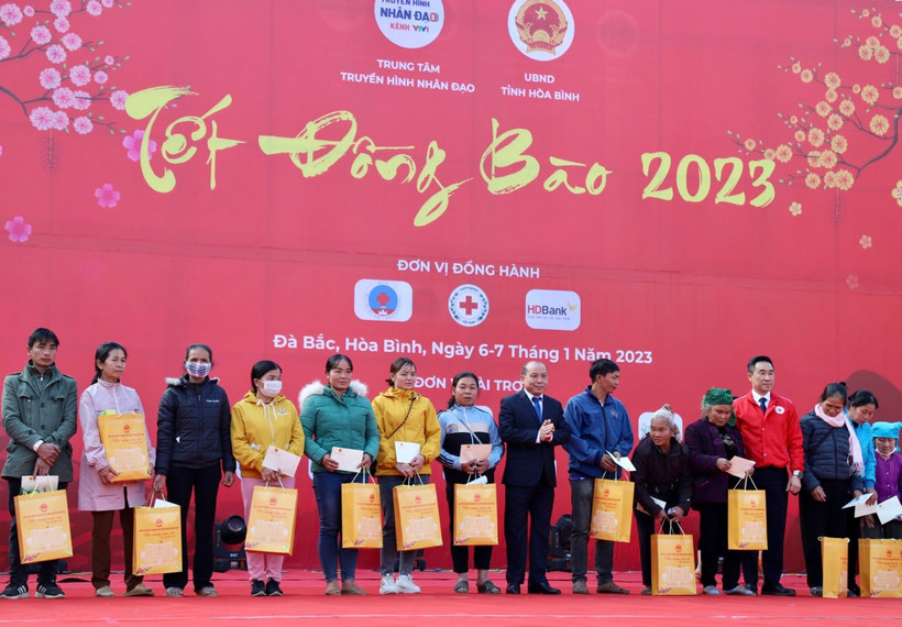 Đồng chí Bùi Đức Hinh, Phó Bí thư Thường trực Tỉnh uỷ Hoà Bình tặng quà cho bà con có hoàn cảnh khó khăn đón Tết.
