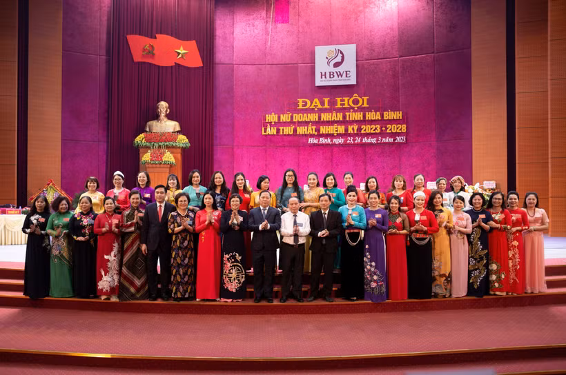 Lãnh đạo tỉnh Hòa Bình (giữa) chụp ảnh cùng Ban Chấp hành Hội nữ Doanh nhân tỉnh.