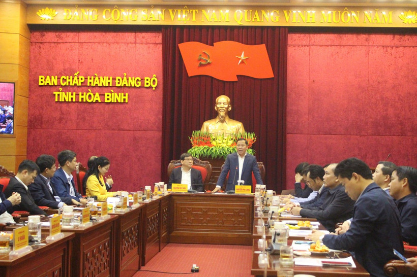 Bí thư Tỉnh ủy Hòa Bình Nguyễn Phi Long phát biểu tại buổi làm việc.