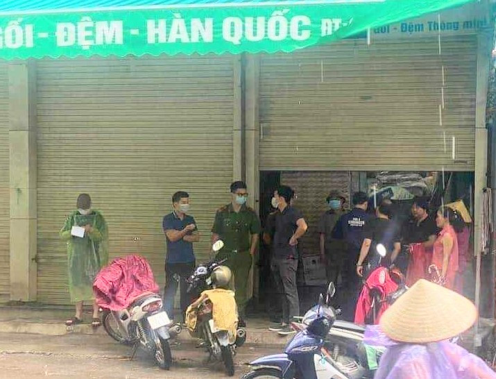 Lực lượng chức năng có mặt tại hiện trường để điều tra vụ việc.