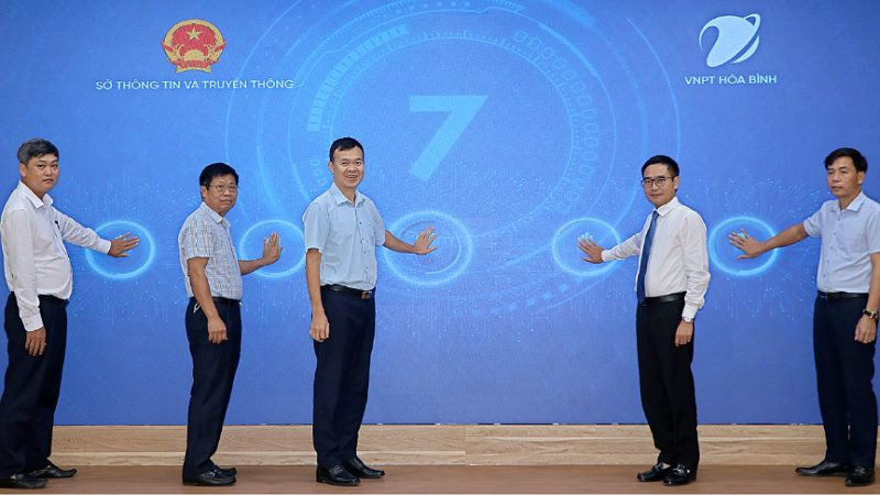 Đại diện lãnh đạo các cơ quan nhấn nút ra mắt ứng dụng Công dân số Hòa Bình.