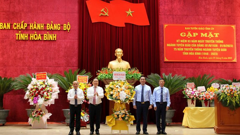 Các đồng chí Thường trực Tỉnh ủy Hòa Bình (trái) tặng hoa chúc mừng Ban Tuyên giáo Tỉnh ủy tại buổi lễ.