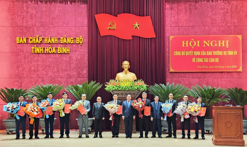 Các đồng chí Thường trực Tỉnh ủy chúc mừng 10 đồng chí được Ban Thường vụ Tỉnh ủy luân chuyển, điều động.