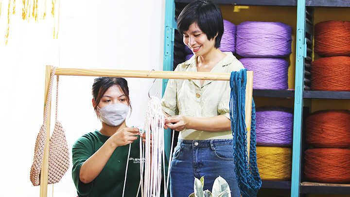 Chị Huyền (đứng) hướng dẫn chị em làm sản phẩm. 