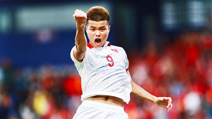 Văn Tùng ghi bàn thắng đầu tiên cho U22 Việt Nam trước U22 Singapore. Ảnh: ZING