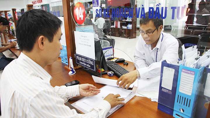 Doanh nghiệp làm thủ tục đăng ký kinh doanh. Ảnh: NAM HẢI