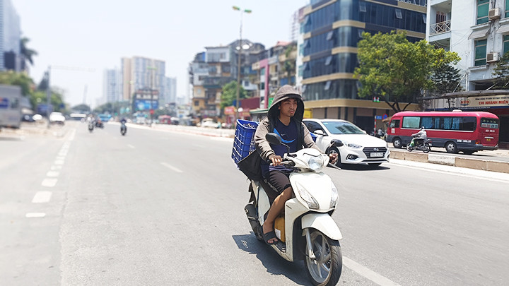 Nắng nóng ảnh hưởng tới công việc của người lao động.