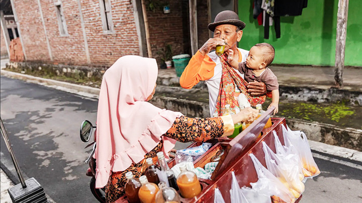 Một xe bán nước ép (jamu) truyền thống tại Indonesia. Ảnh: AP