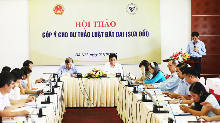 Tham gia góp ý về nội dung dự thảo Luật Đất đai (sửa đổi). Ảnh: HOÀNG HIẾU