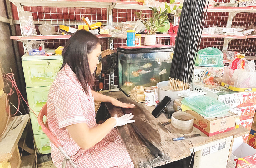 Góc làm việc đơn giản của người se hương đen.